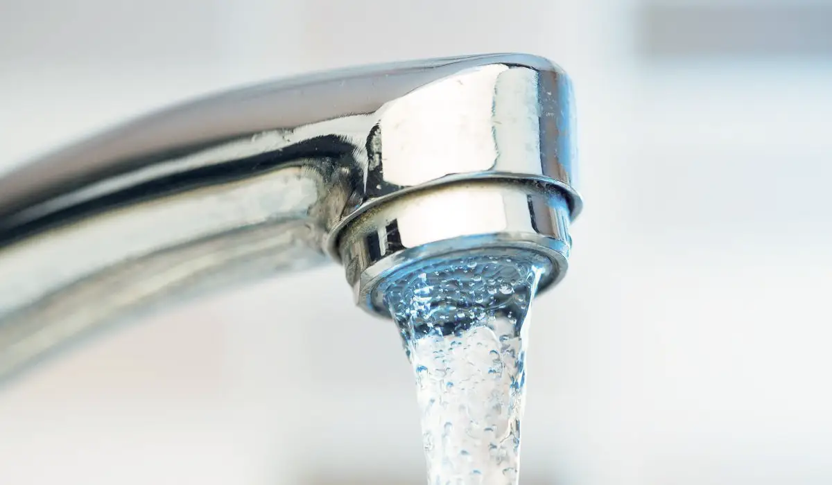 Es conveniente acondicionar el agua del grifo antes de añadirla al acuario plantado.